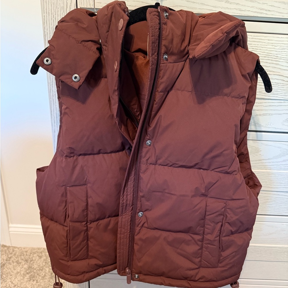 Nuuds Peak Puffer Vest | Black Cherry